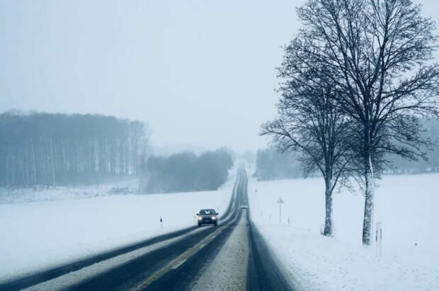 Автоэксперт Ладушкин дал водителям советы по вождению в снегопад