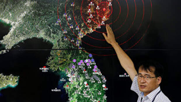 Специалист отдела мониторинга сейсмической активности Южной Кореи на брифинге в Сеуле