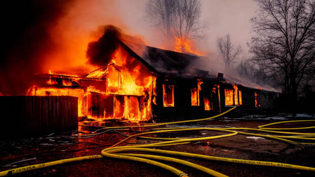 Пожар / Изображение сгенерировано ИИ FusionBrain.AI от Sber AI / amic.ru