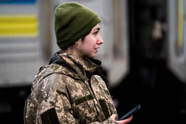 Зачем Украина массово отправляет на фронт женщин?