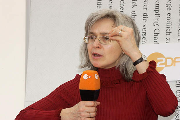 Разбивший мемориальную табличку на доме Политковской не признал вину в суде