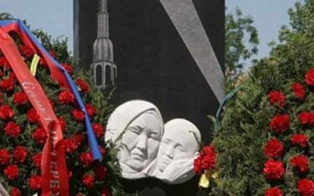 Памятник Токтогон в Бишкеке. Памятник Токтогон в Бишкеке.