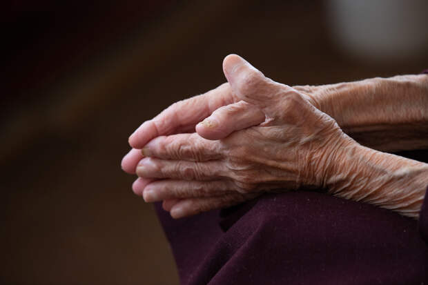 Психологи объяснили, почему среди зумеров набирают популярность "бабушкины" хобби