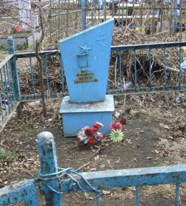 Прежний памятник, за которым ухаживали дочери героя.
