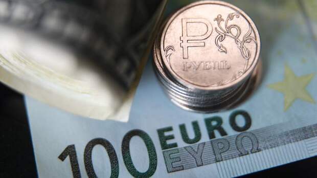 Курс евро в ходе торгов на Мосбирже превысил 100 рублей