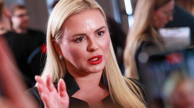 «Больно и обидно»: Семенович заявила, что ей пририсовали живот на пляжных фото