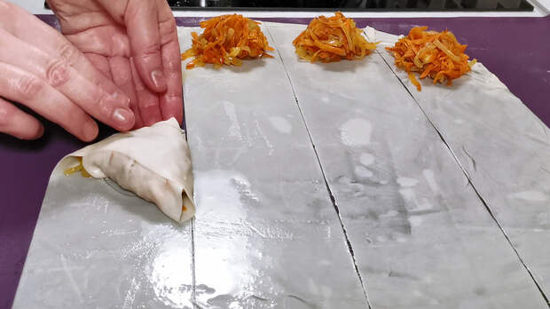 Тесто для пирожков делаю прозрачное и тонкое как бумага и жарю с любой начинкой (рецепт с луком и морковкой, можно в пост)
