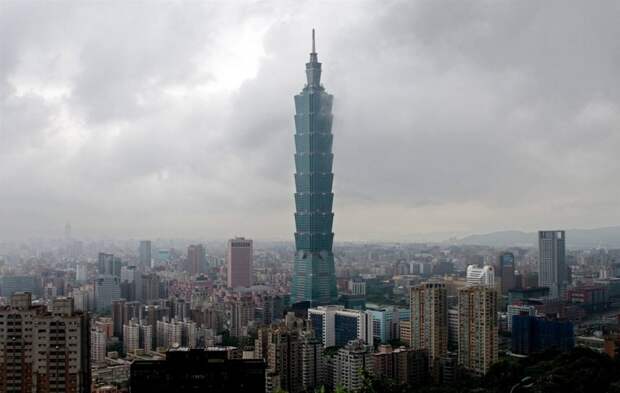 3. Taipei 101 в Тайване. Высота башни 508 метров, более чем 701 тысяча квадратных метров офисных помещений, около 243 тысяч квадратных метров торговых площадей, и парковки более чем на 1800 транспортных средств.