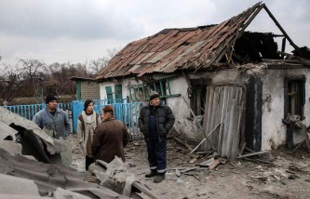 Жители около дома в Петровском районе Донецка