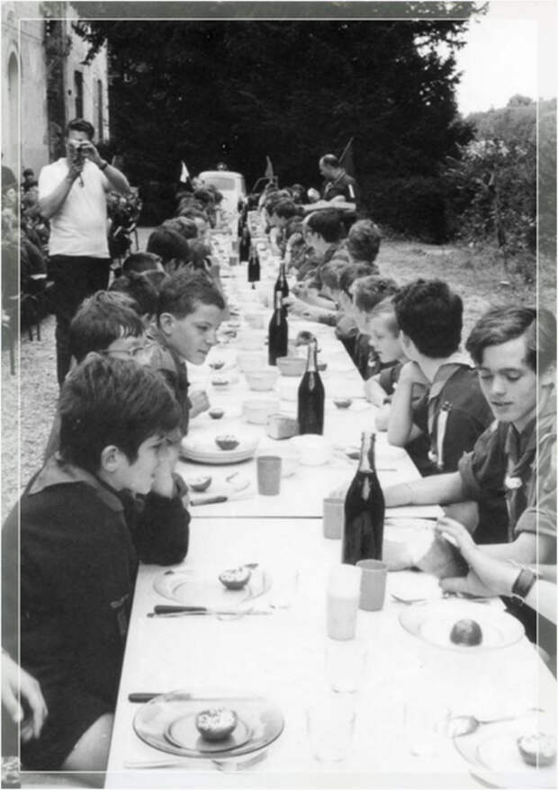 Старшие школьники за обедом, конец 1970-х годов. Старшие школьники за обедом, конец 1970-х годов.