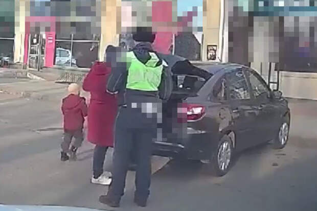 В Ставрополье на видео сняли женщину, которая увезла ребенка в багажнике Lada