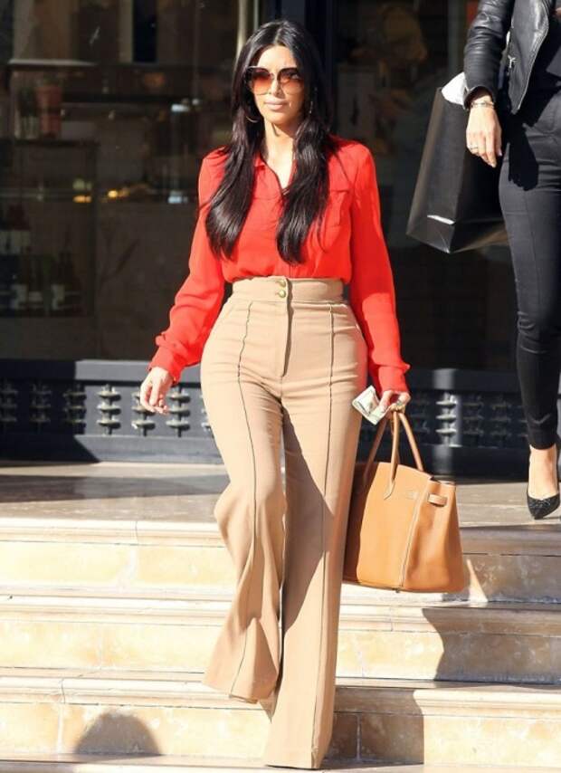 Ким Кардашьян в широких брюках с завышенной талией. / Фото: muz1.tv