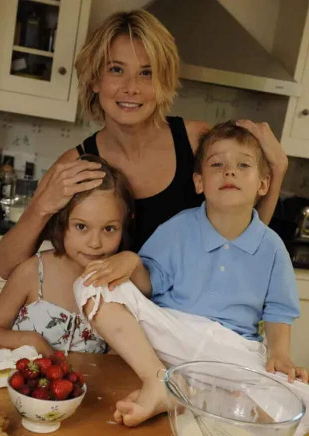 Юлия Высоцкая с дочерью Марией и сыном Петром