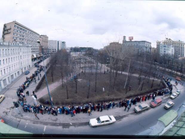 Очередь, выстраивающаяся вокруг парка (McDonald’s слева) СССР, в мире, еда, люди, макдональдс, ресторан