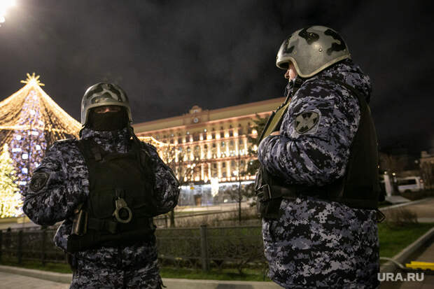 Лубянская площадь после проишествия со стрельбой у здания ФСБ России. Москва, место проишествия, лубянская площадь, полицейское оцепление