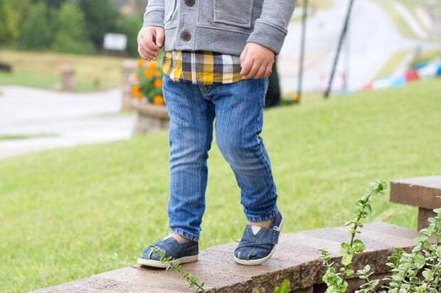 Как переделать обычные детские джинсы в облегающие