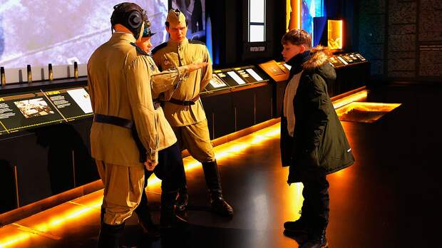 Евкуров организовал экскурсию по парку «Патриот» для школьника Саши