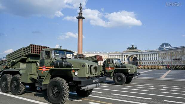 ФАН публикует фото с масштабной репетиции юбилейного парада Победы в Петербурге