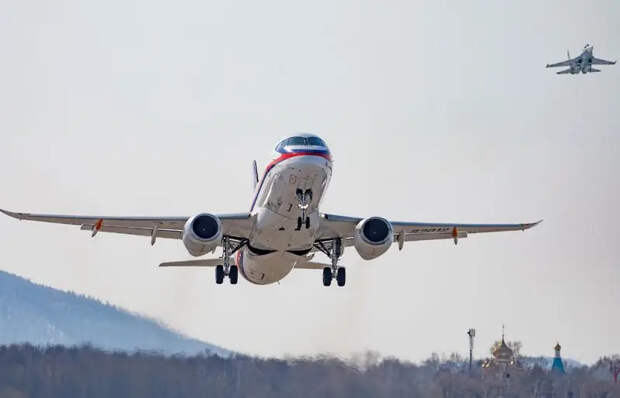 Опытный образец самолёта Sukhoi Superjet 100 с отечественными двигателями ПД-8 совершил первый полёт