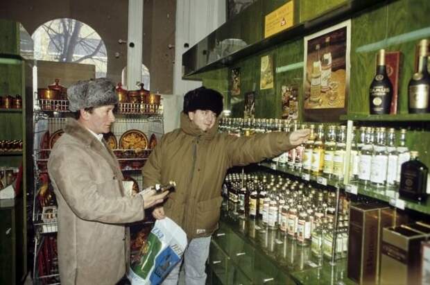 Американские туристы в валютном магазине «Березка» в Москве. 1988 г/ © ° РИА Новости