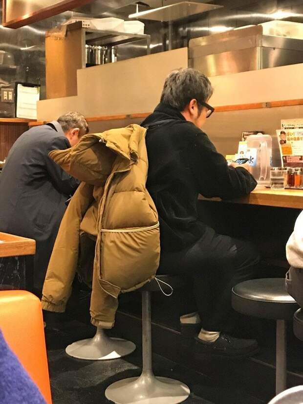 Просто мужик сидит в просто куртке на лямках азия, необычное, подборка, странное, япония, японцы