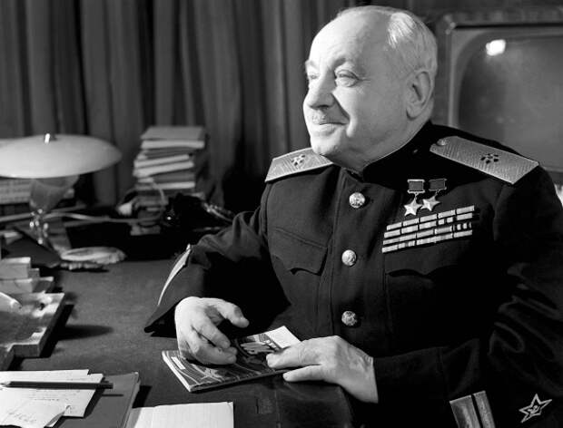 После экспедиции Иван Папанин работал начальником Главсевморпути, с 15 октября 1941 года - уполномоченным Государственного комитета обороны по перевозкам на Белом море