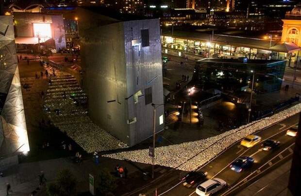 Инсталляция: Река из книг в Мельбурне (16 фото)