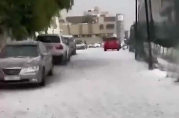 В ливийской столице Триполи из-за погодной аномалии выпали снег и град
