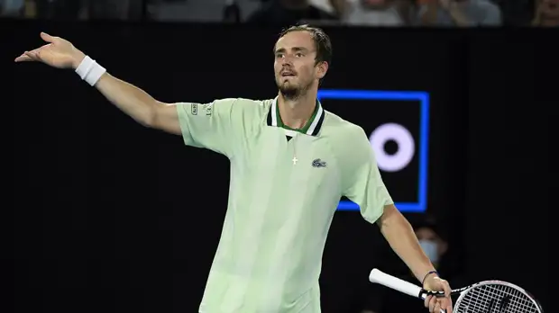 Медведев пожаловался судье на хамство болельщиков после поражения Надалю в третьем сете финала AO