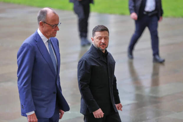 Боуз: Зеленский прибыл в ФРГ, чтобы получить деньги на особняк в Майами