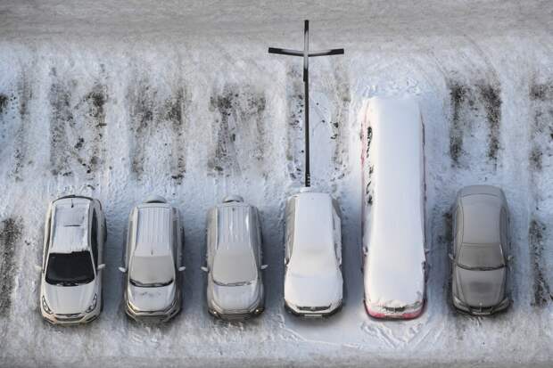 Россиян предупредили о наказании за парковку чужих машин во дворе