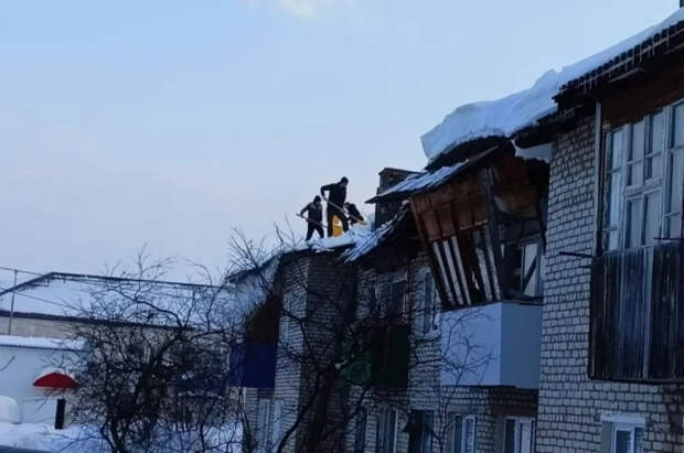 В Башкирии произошло частичное обрушение крыши многоквартирного дома