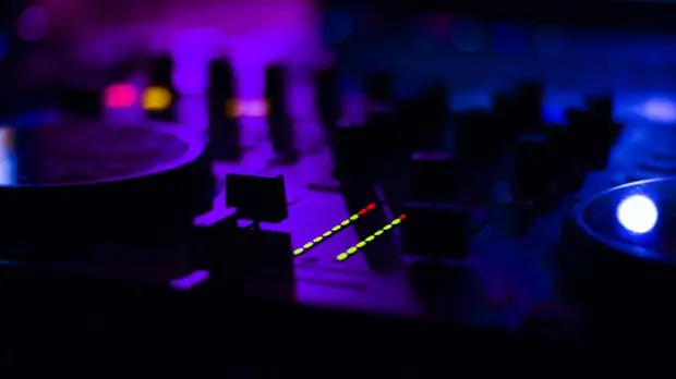 На греческих курортах Халкидики и на Миконосе запретили вечеринки