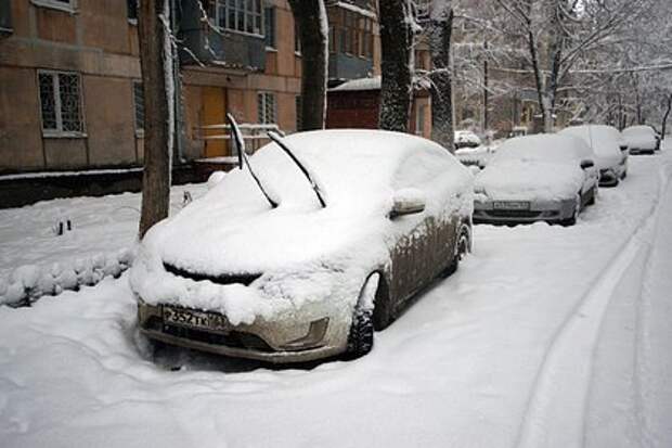 Водителей предупредили об опасности долгой стоянки авто под снегом