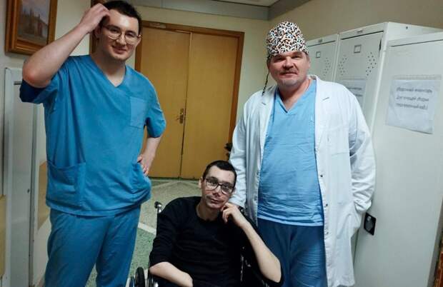 С врачами госпиталя имени Бурденко. Фото предоставлено фондом «Своих не бросаем»