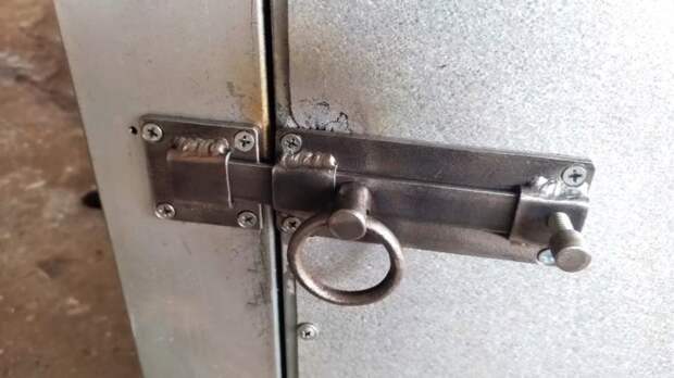 Как сделать простую и надежную дверную защелку из остатков металла