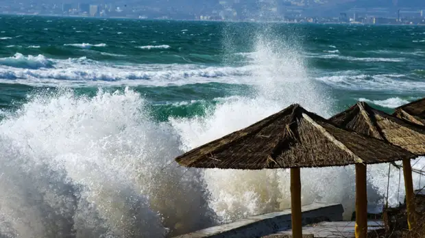 В Крыму ввели режим повышенной готовности из-за сильного ветра