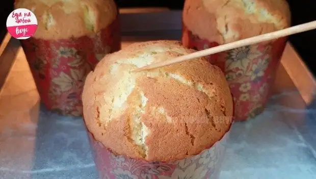 Кулич быстрый и легкий. Кулич с маслом. кулич картинка.