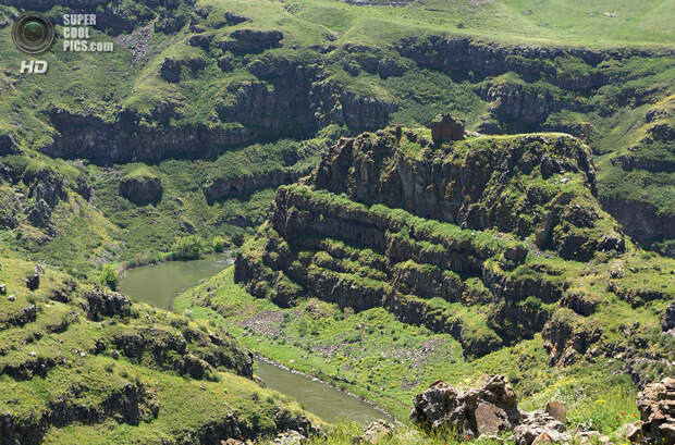 Турция. Ани, Карс. 4 июня 2013 года. Руины у реки Ахурян, разделяющей Турцию с Арменией. (MrHicks46)