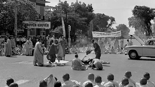 Монахи уносят тело сгоревшего Куанг Дыка. | Фото: thevintagenews.com.