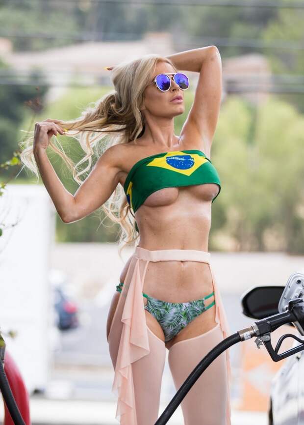 36-летняя бразильская модель Ана Брага (Ana Braga) в сексуальном наряде на ...