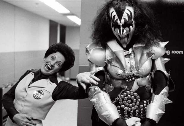 Джин Симмонс из KISS с мамой за кулисами, 1977 год.
