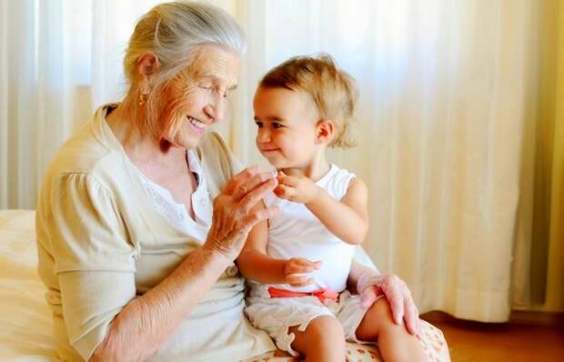 Доказано, что бабушка по материнской линии – важнейший человек для наших детей.