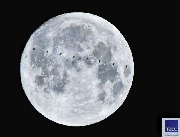 Приморский фотограф поймал МКС на фоне Луны