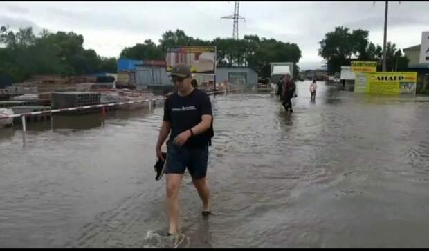 Китайцы вместе с цементом уходят под воду на окраине Уссурийска — кадры