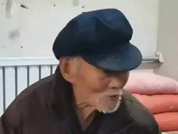 Курение, алкоголь и никаких ограничений в еде: 100-летний китаец раскрыл свой секрет долголетия