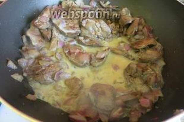 Для сочности добавляем молоко, в котором вымачивалась печень.