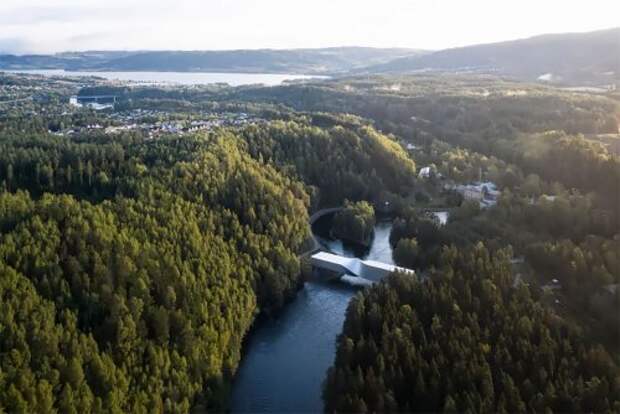 В Норвегии открылся необычный изогнутый мост-музей