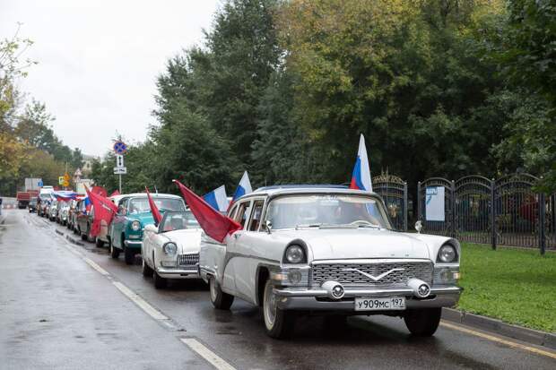 На юго-востоке Москвы стартовал пробег ретро-автомобилей. Фото: префектура ЮВАО.