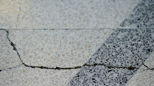 В хабаровском торговом центре раскололся пол